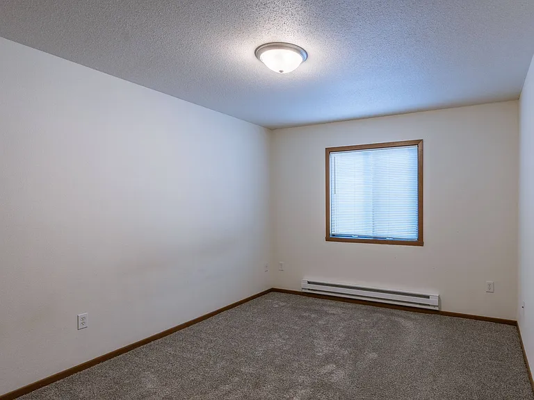 Fargo, ND Lake Crest Apartments | Bedroom