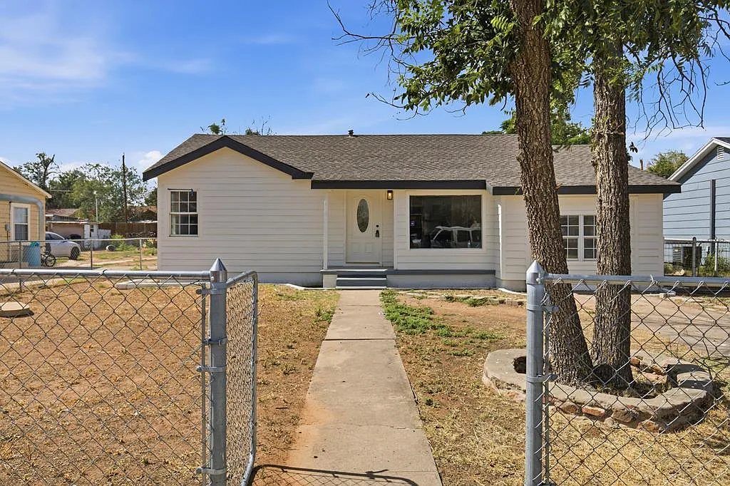 3 bed, 2.0 bath, 1300 sqft, $2,200 — Photo 1