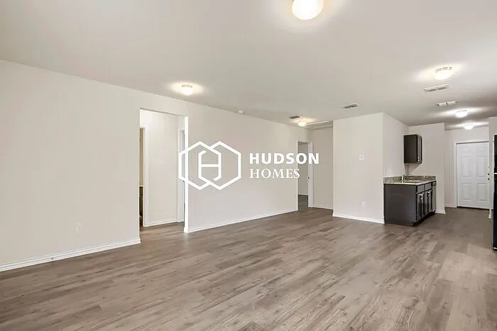 2402 Smith Dr — Photo 4