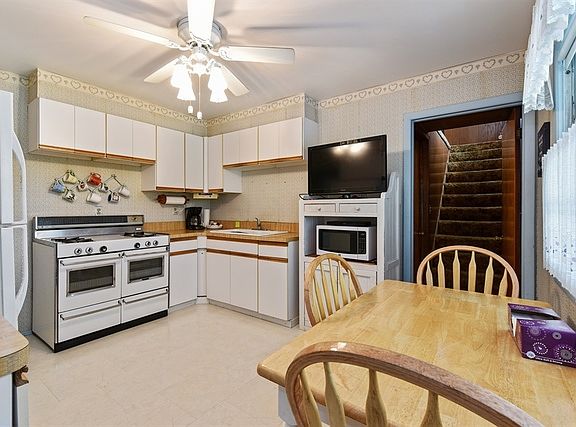 4th image of 8249 W Carmen Ave