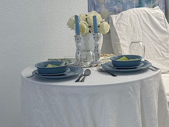 Kitchenette 
Plus 2 burnertop stove, microwave, crockpot, wok and air fryer. Full fridg w/freezer.