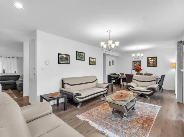 2382 Parkway Blvd #5, Coquitlam, BC V3E 3M4