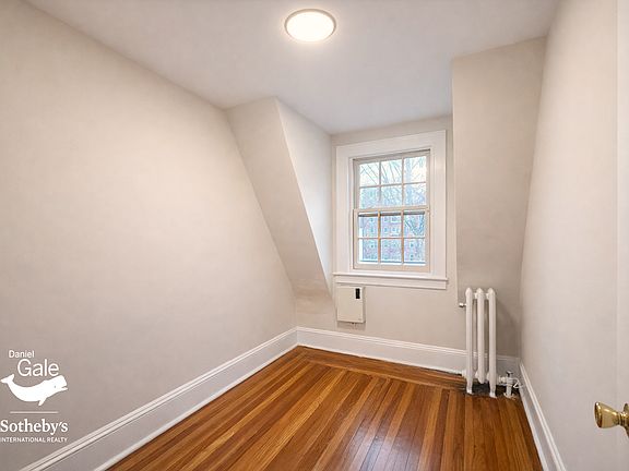 5th image of 262 Burns St #3