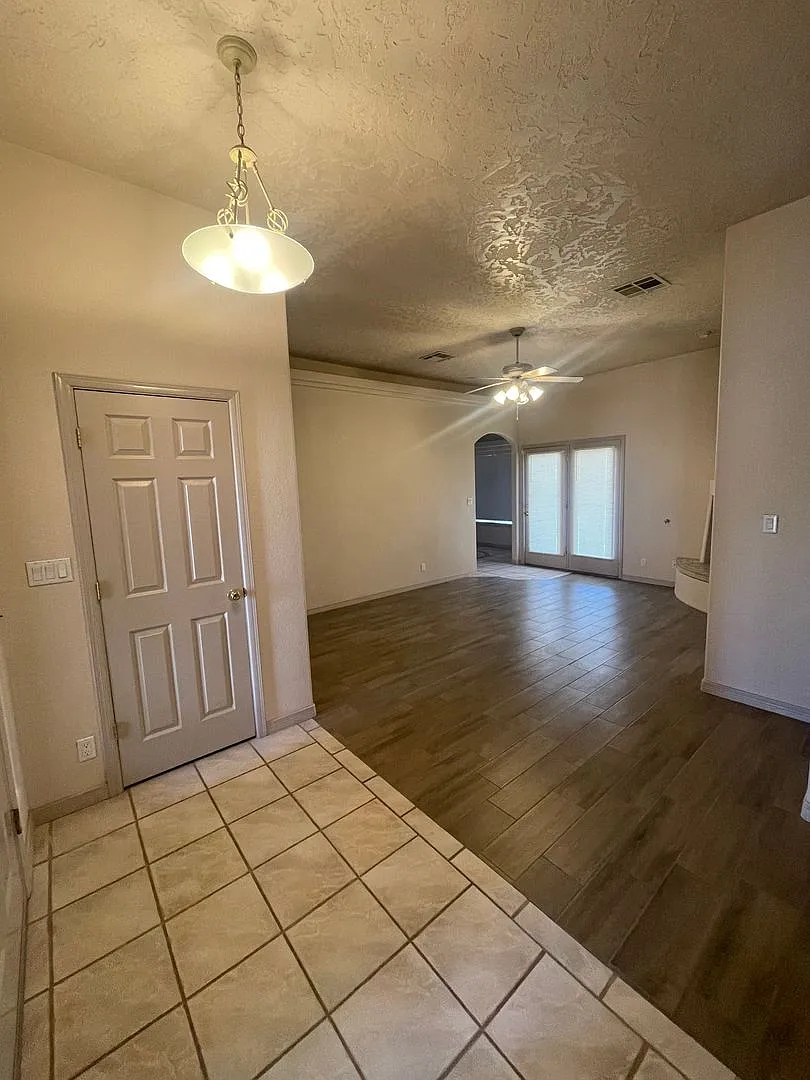 Cute 3 Bedroom/2 Bath Home off Roadrunner Pkwy — Photo 2