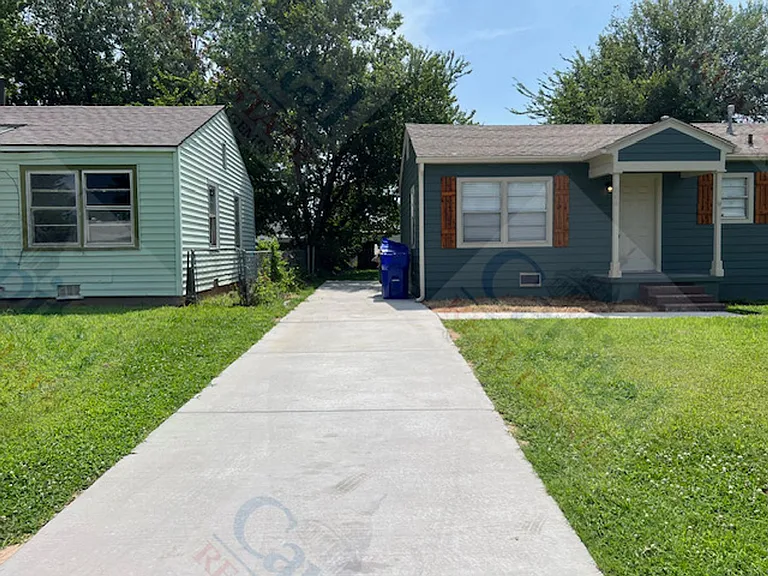 806 Bell Dr — Photo 3