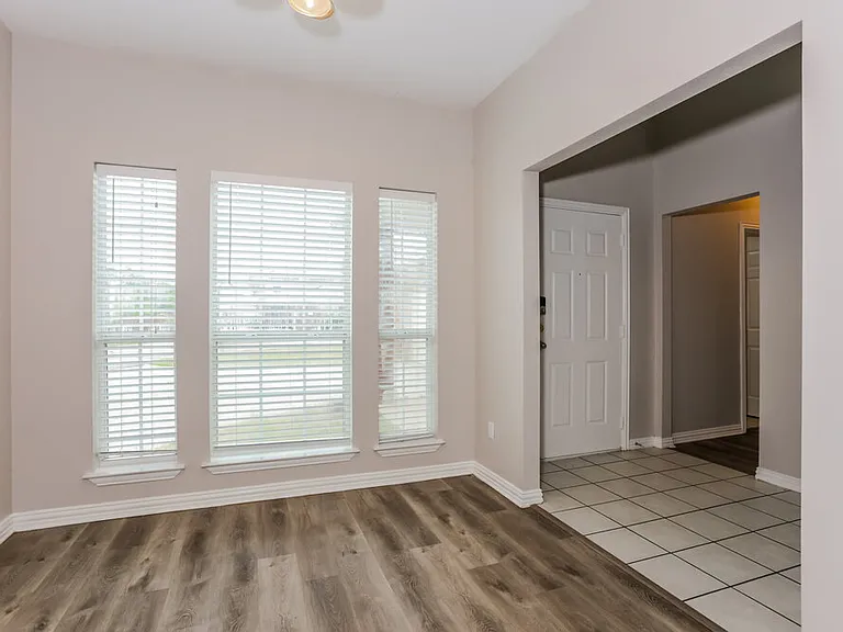 2407 Creekwood St — Photo 6