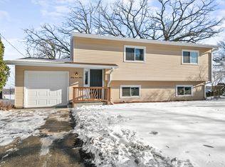 3312 W Lake Shore Dr, Wonder Lake, IL 60097