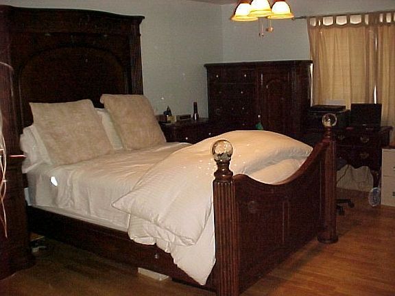 Master Suite w Full Bathroom