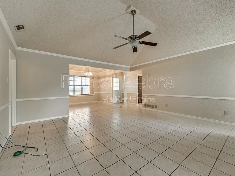 828 Haverford Ln — Photo 9