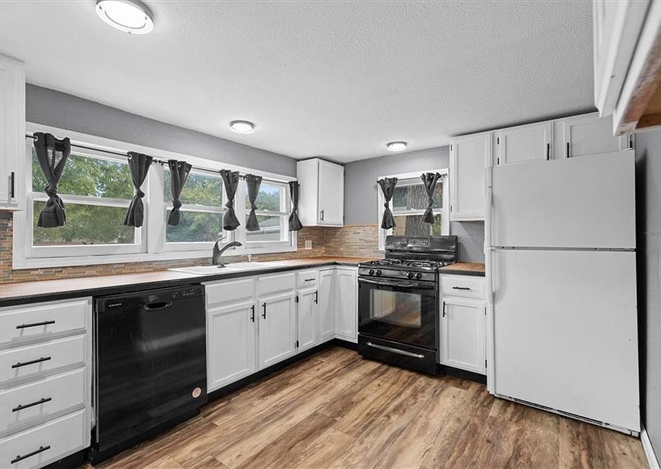 835 N Main St, Ottawa, KS 66067 Zillow