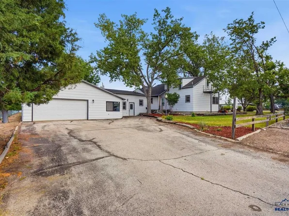 318 4th Ave, Wall, SD 57790