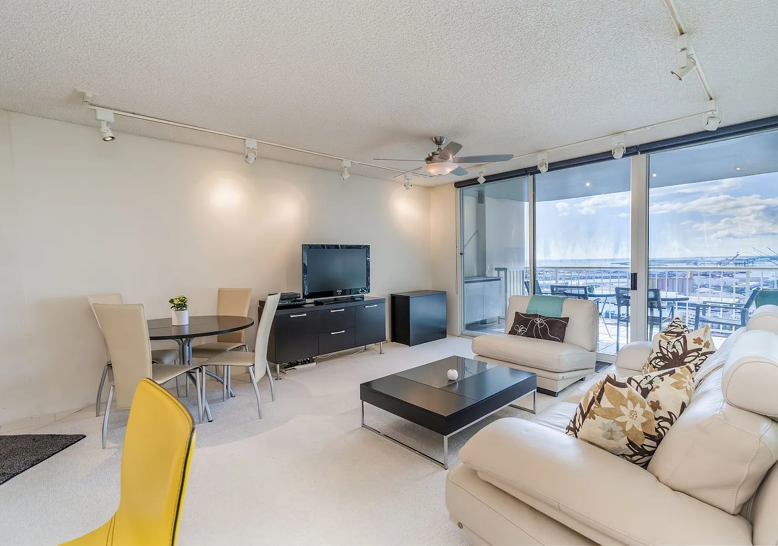 Furnished 1 Bed 1 Bath 1 Parking at Honolulu Park Place — Photo 3