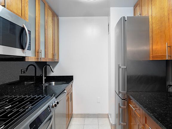 5th image of 101 W 55th St #304