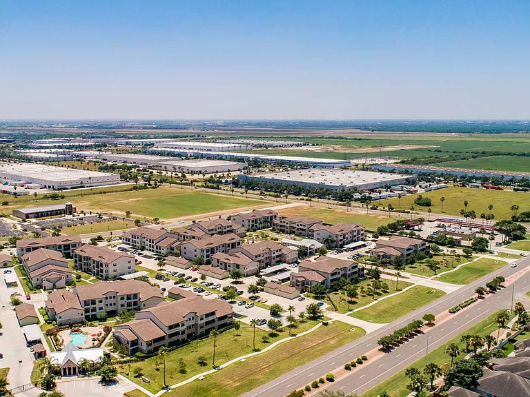 Plantation Apartments — Photo 9