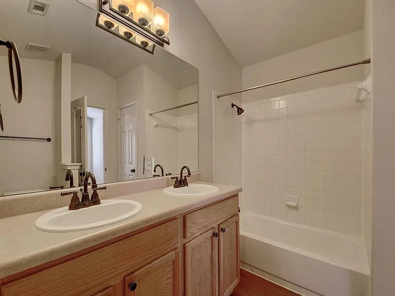 136 Strawn — Photo 15