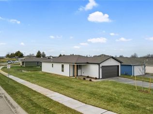 394 Park Hill Dr, Tonganoxie, KS 66086