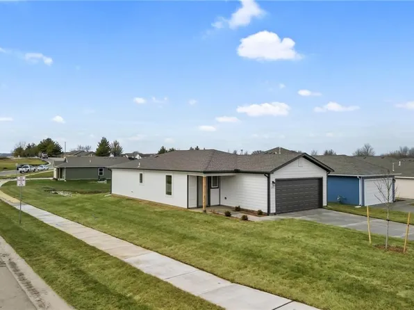 394 Park Hill Dr, Tonganoxie, KS 66086