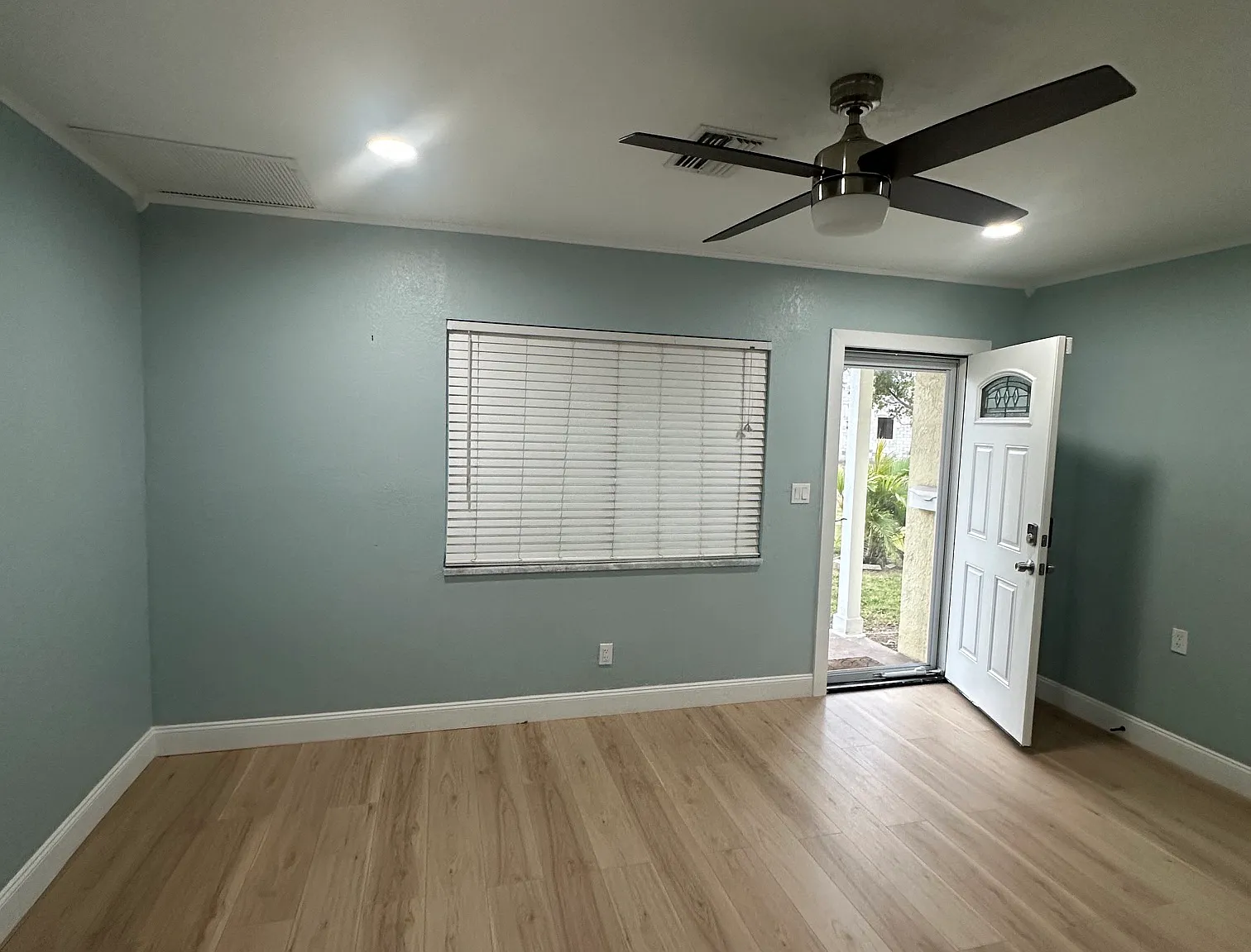 3 bed, 1337 sqft, $3,200 — Photo 3