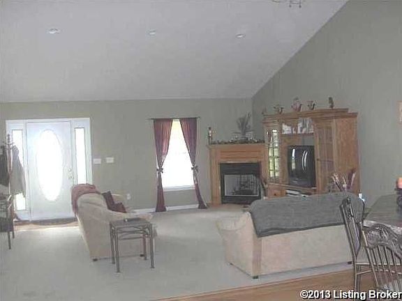 4th image of 70 Lancelot Ct