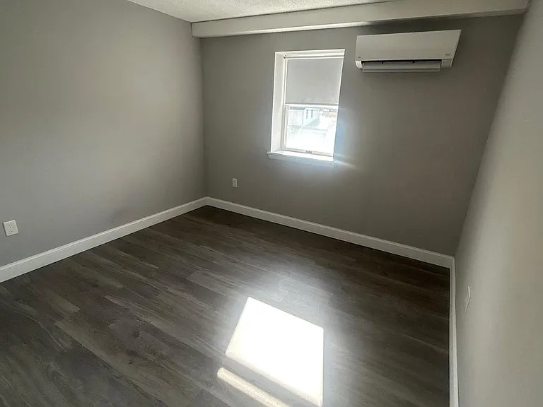 400 Main St #8 — Photo 6