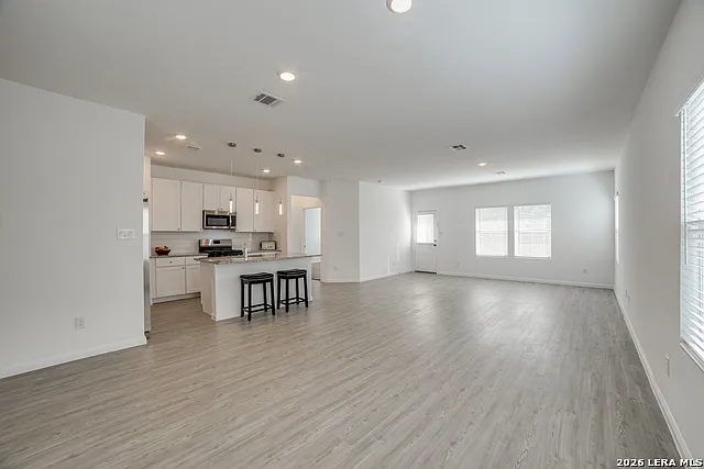 4 bed, 3.0 bath, 1907 sqft, $2,050 — Photo 4