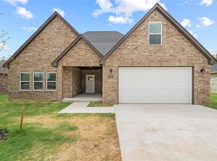 228 E Abbot Ln, Mustang, OK 73064