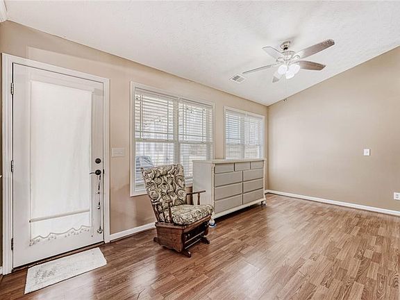 5th image of 733 Sycamore Dr