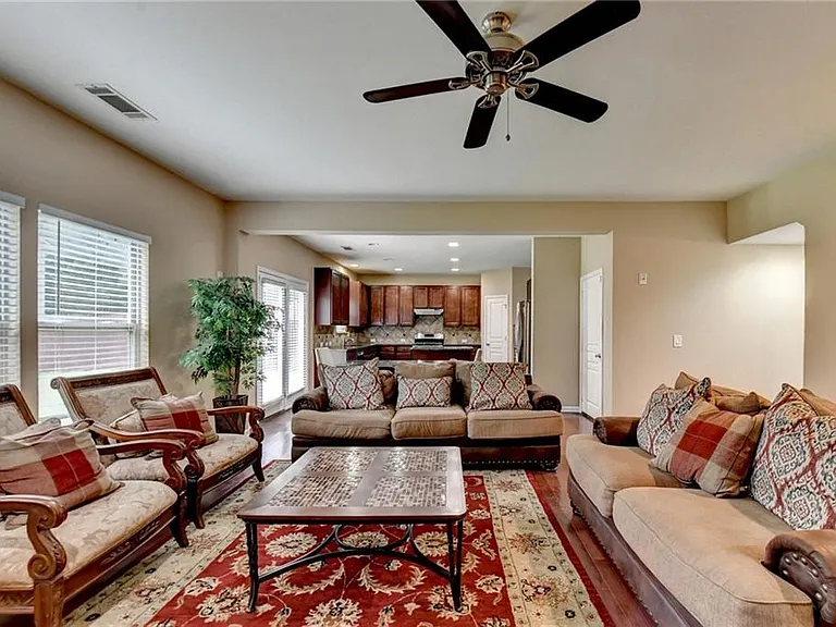 4228 Woods Creek Ln — Photo 19