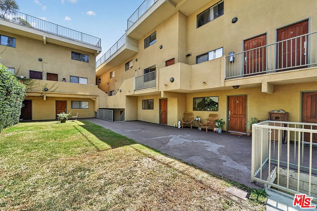 2 bed, 3.0 bath, 1390 sqft, $4,250 — Photo 2