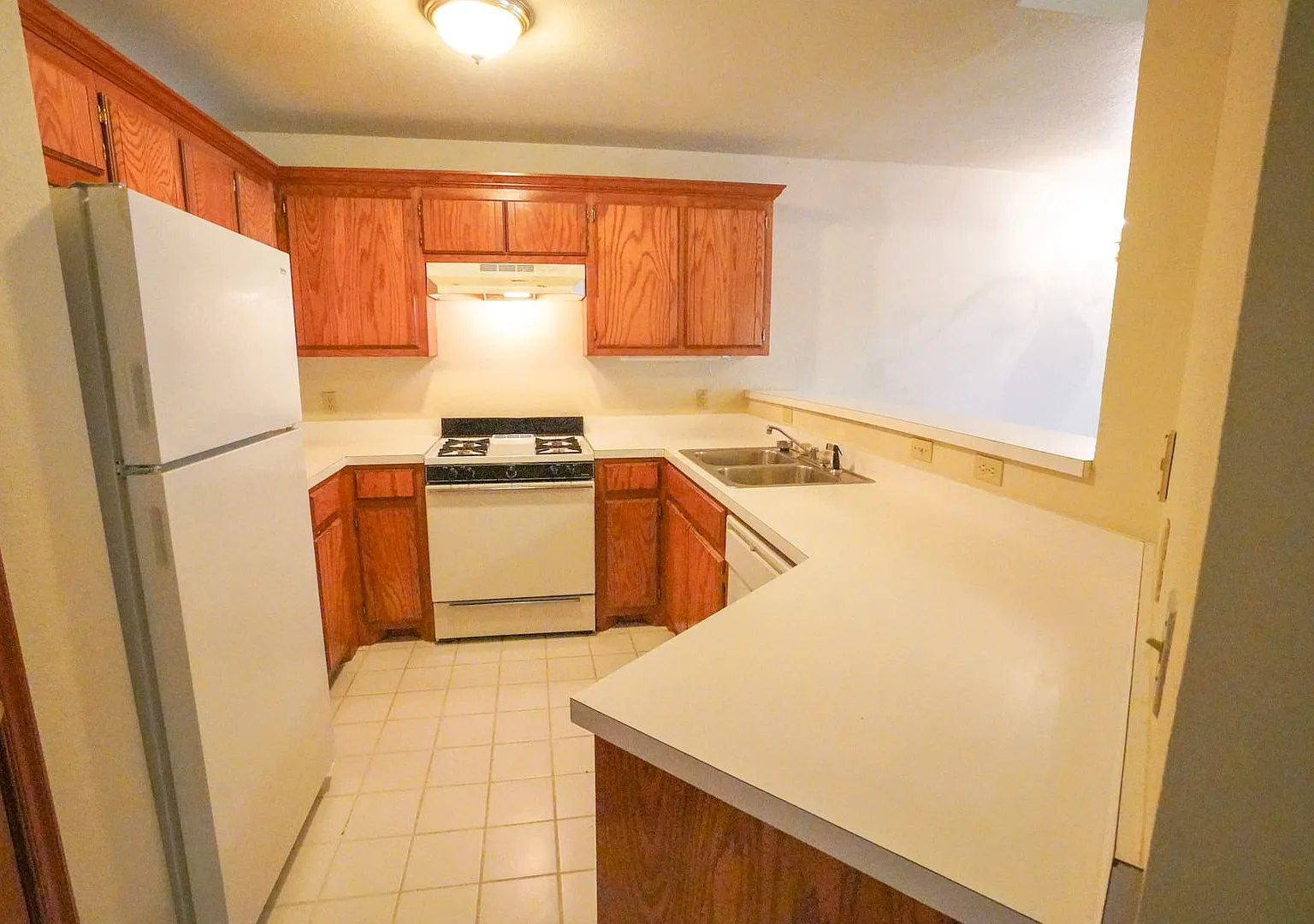 Spacious Duplex Near OU Campus — Photo 4