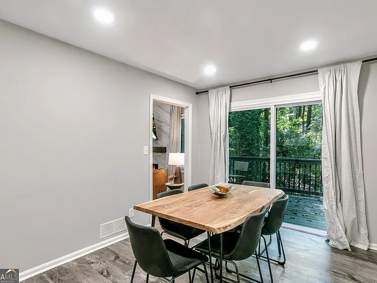 85 Wilhelmina Dr — Photo 11