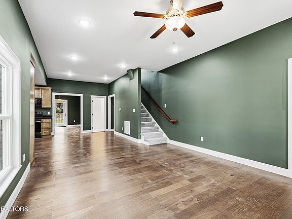 5th image of 2456 Woodbine Ave