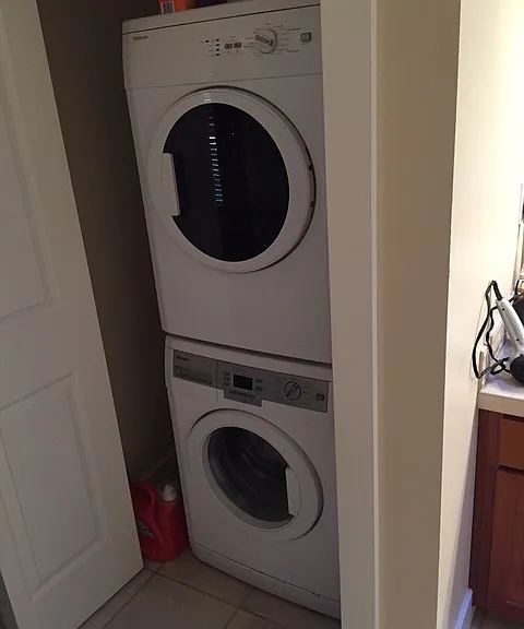 washer/dryer in upstairs bathroom