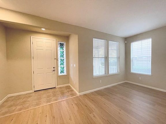 3rd image of 609 Seabrook Ln