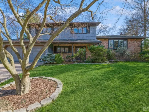 3 Hidden Lake Dr, North Brunswick, NJ 08902