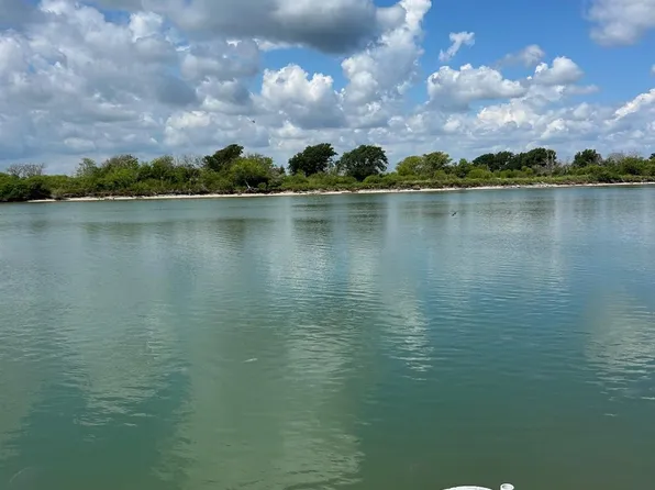 1952 Fm 2031, Matagorda, TX 77457