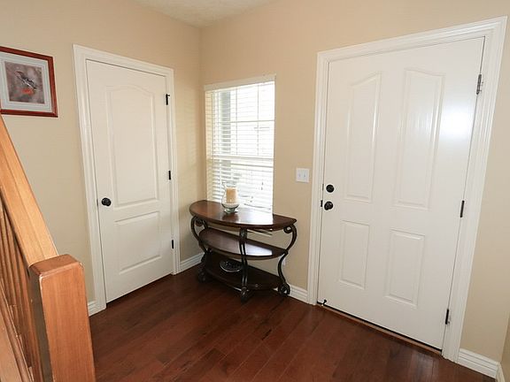 Entry & half-bath door left 