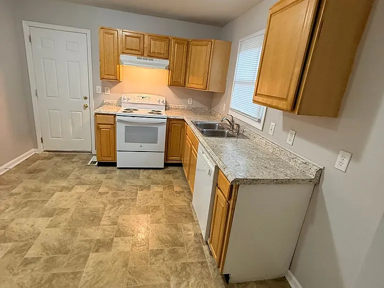 2 Philip Ct — Photo 4