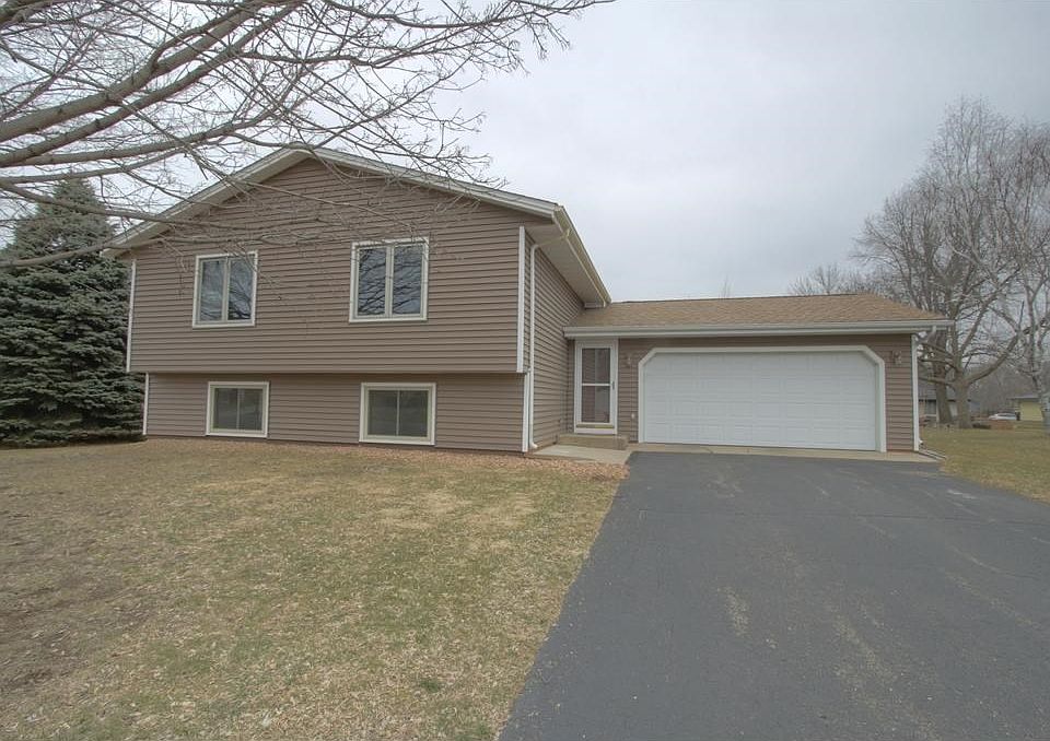 Wonderful Shakopee location! Well maintained w/newer siding, roof, furnace, water heater, windows & garage door. Move in ready!