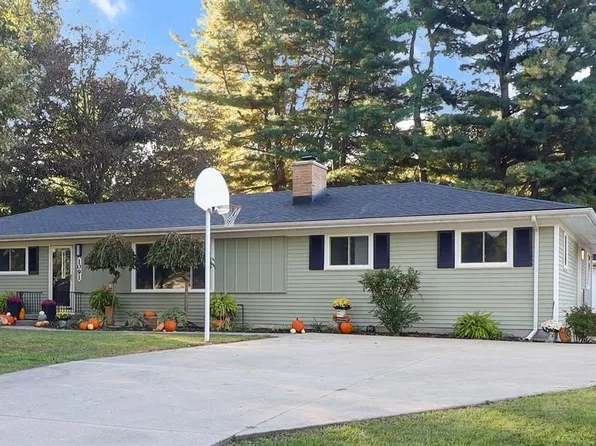 1091 Birchwood Dr, Temperance, MI 48182