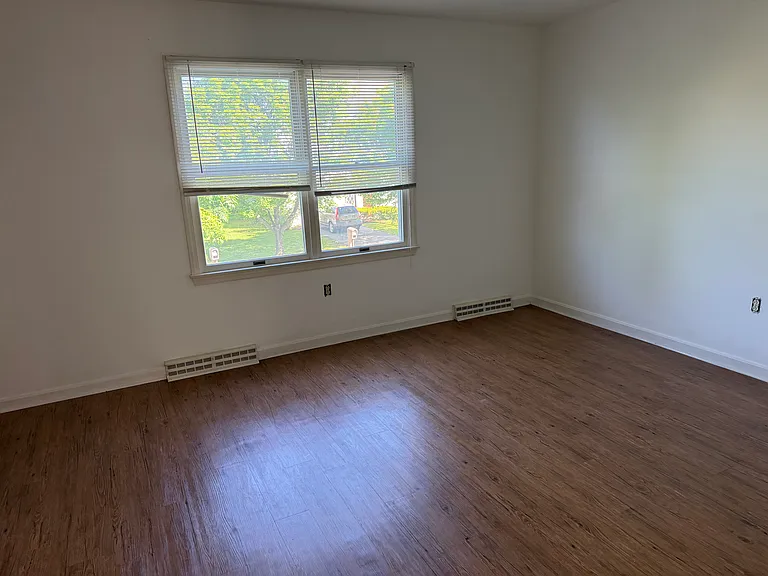 107 Hopewell Dr — Photo 2