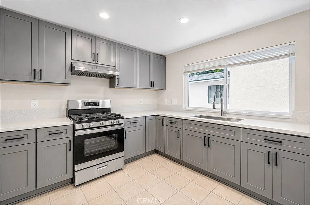 5 bed, 2370 sqft, $3,200 — Photo 2