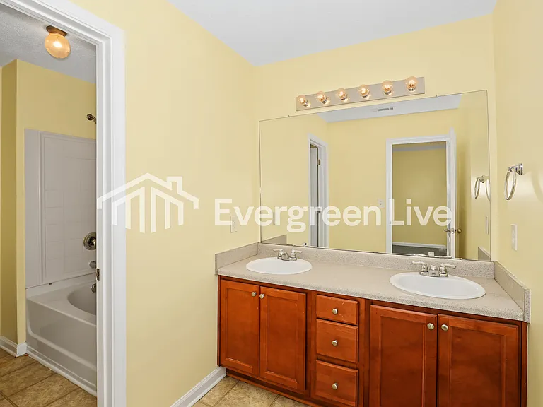 240 Shenandoah Dr — Photo 3