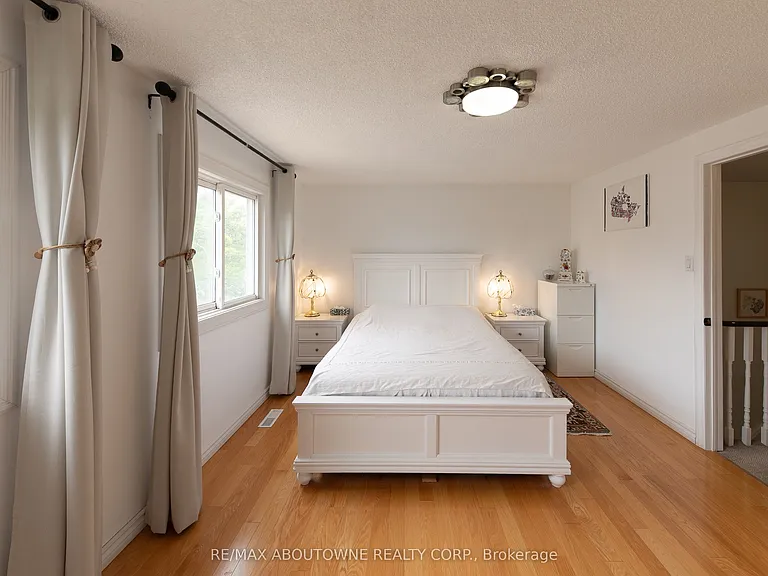 2072 Glenada Cres — Photo 20