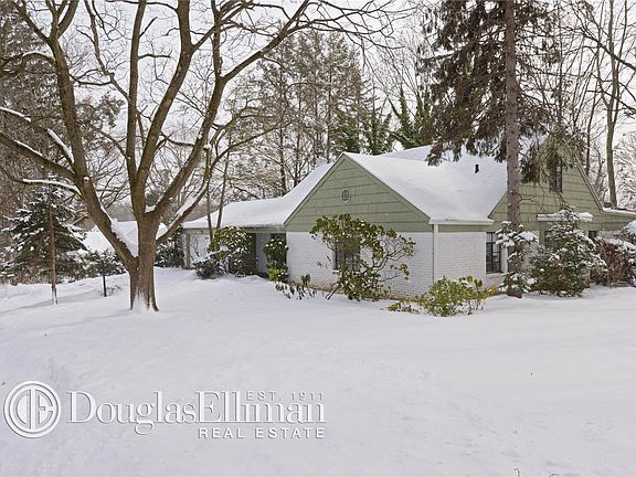 3rd image of 15 Emerson Dr
