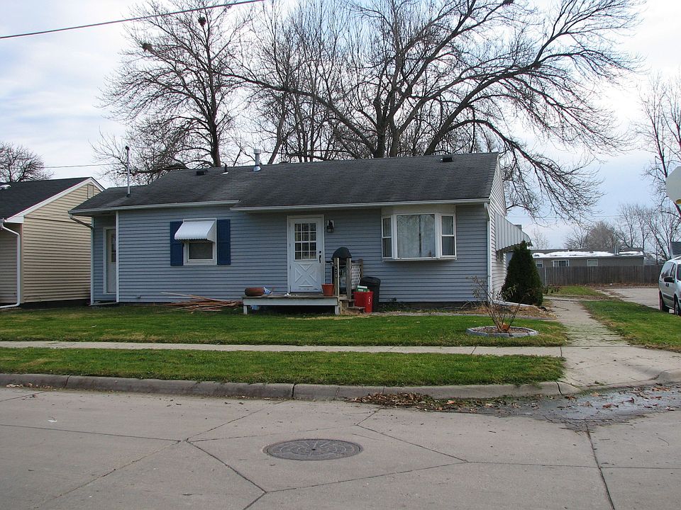 Corner Lot, bay window 
