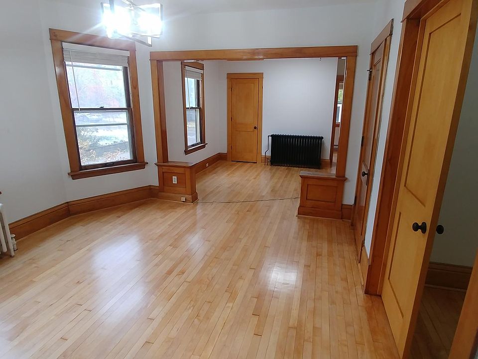 1st image of 1015 28th Ave NE #1