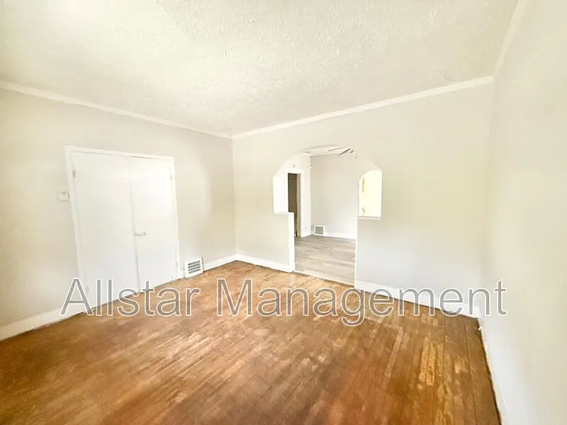3 bed, 1.0 bath, 1300 sqft, $975 — Photo 3