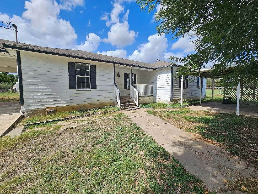 3 bed, 2.0 bath, 1356 sqft, $1,660 — Photo 1