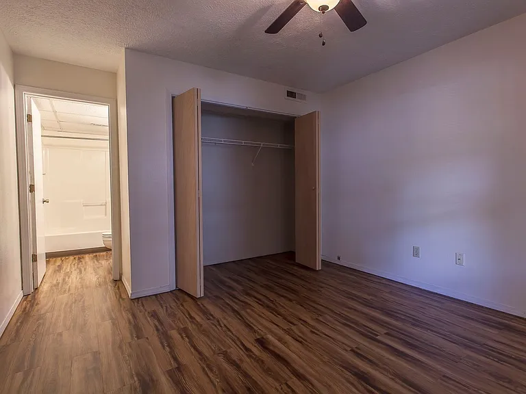 1030 E Walnut St — Photo 5